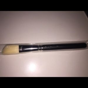 MAC 168 SYNTHETIC LARGE ANGLED CONTOUR BRUSH